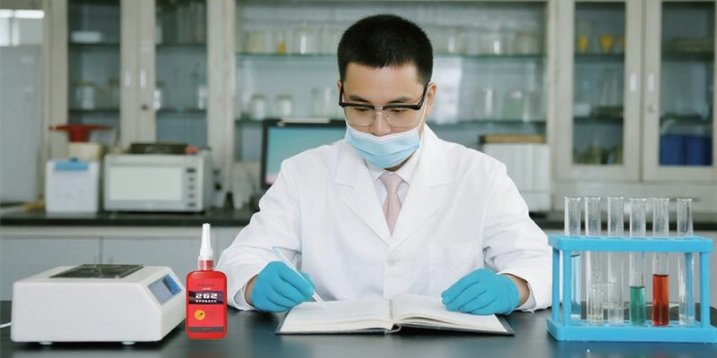 車身蒙皮粘上后往下掉，怎么快速固定？